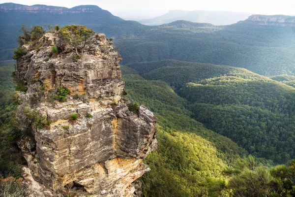 Una formazione rocciosa delle Tre Sorelle con vista sulla valle dal belvedere Spooners, Nuovo Galles del Sud, Australia — Foto Stock