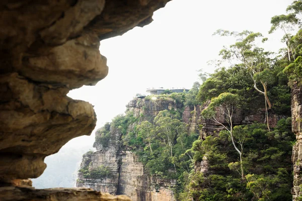 Klippe entlang der drei Schwestern mit Blick auf Echopunkt, Katoomba, New South Wales, Australien — Stockfoto