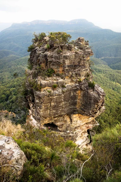 Una delle tre sorelle formazione rocciosa vista aerea con sfondo di montagna, Katoomba, Nuovo Galles del Sud, Australia — Foto Stock