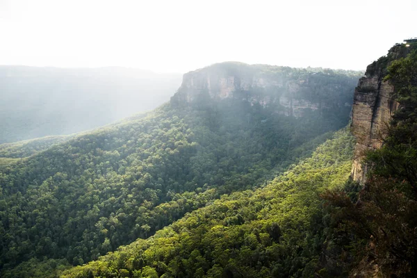 Sonnenstrahlen über den blauen Bergen bei drei Schwestern Felsformation, Katoomba, New South Wales, Australien — Stockfoto