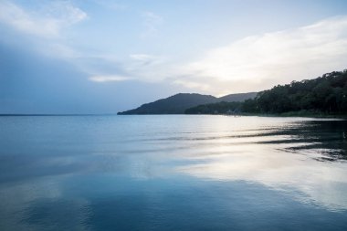 El remate, Guatemala mavi yansımaları ile gün batımı timsah şeklinde dağ