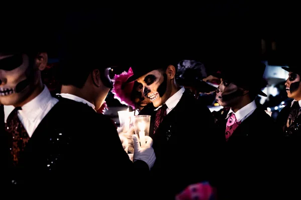 Tancerze czekają na paradę i Rozjaśnianie świece dla Dias de Las Muertos, Merida, Meksyk — Zdjęcie stockowe