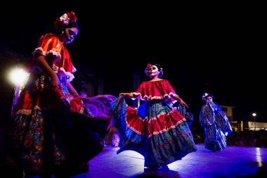 Kafatası ile Dancing Catrinas Festival de las Animas, Merida, Meksika Remate de Paseo Montejo de geleneksel elbiseler ile dias de los muertos telafi