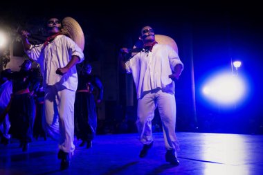Kafatası ile Dansçılar Festival de las Animas, Merida, Meksika Remate de Paseo Montejo geleneksel elbiseler ile dias de los muertos makyaj