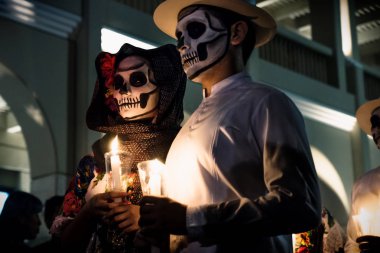 Dia de los muertos Catrina dansçı çift Palacio Municipal de Merida, Meksika önünde bekliyor