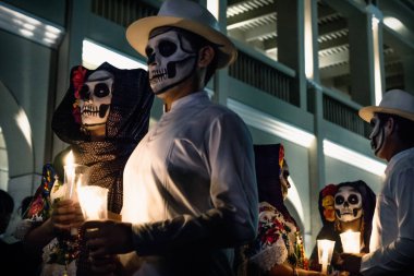 Dia de los muertos Catrina dansçı çiftler Palacio Municipal de Merida, Meksika önünde bekliyor