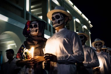 Dia de los muertos Catrina dansçı çiftler Palacio Municipal de Merida, Meksika önünde bekleyen bir çizgi