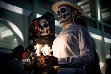 Dia de los muertos Catrina dansçı çift portre Palacio Municipal de Merida, Meksika önünde bekliyor