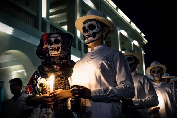 Dia de los muertos คู่เต้นคาทรีน่าในแถวรอหน้าเทศบาลปาลีซิโอ de Merida, เม็กซิโก — ภาพถ่ายสต็อก