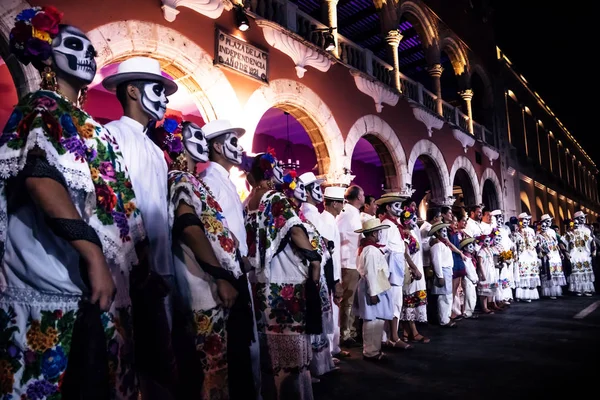 Bailarinas con calaveras de Catrina y ropa tradicional en una fila frente al Polacio Municipal de Mérida, México —  Fotos de Stock