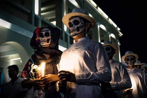 Dia de los muertos Catrina pareja de bailarines en una fila delante del Palacio Municipal de Mérida, México Imagen De Stock