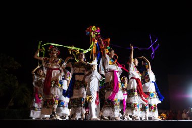 Geleneksel Meksika kurdele dansı, la danza de las cintas, Mejorada Park 'ta gösteri, Merida, Meksika