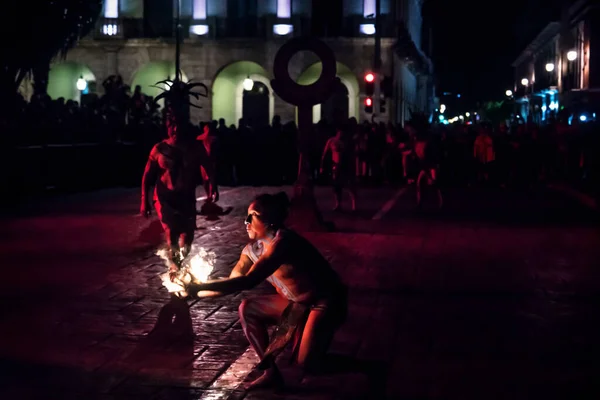 Pok ta Pok tradicional juego de pelota maya rendimiento, hombre atrapando la pelota en el fuego en Plaza Grande, Mérida, Yucatán, México —  Fotos de Stock