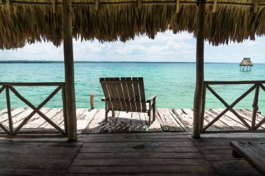 Itza Gölü 'nde sandalyeli iskele, El Remate, Guatemala