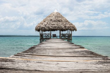 Palmiye çatılı ahşap iskele, El Remate, Guatemala