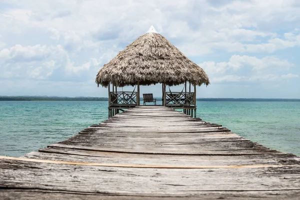 Muelle de madera con techo de palma, El Remate, Guatemala Imágenes De Stock Sin Royalties Gratis