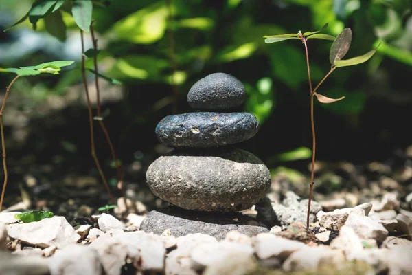 Torre in pietra bilanciata Zen in un giardino naturale — Foto Stock