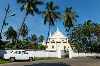 Kochi, Kerala, Hindistan 'daki Santa Cruz Katedrali önünde eski bir araba.