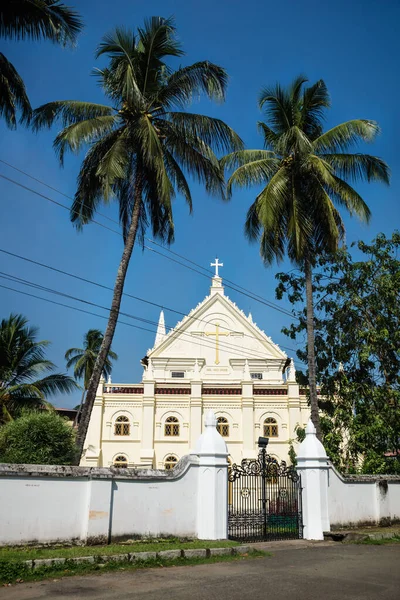 Basílica de la Catedral de Santa Cruz iglesia colonial blanca con palmeras altas en Kochi, Kerala, India Imagen De Stock