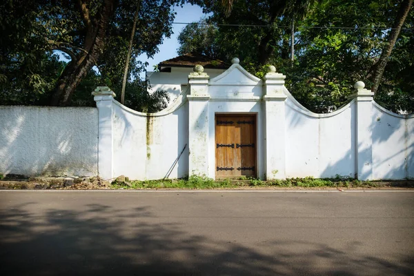 Blanco entrada colonial de la casa a lo largo de la carretera, Kochi, Kerala, India Imágenes De Stock Sin Royalties Gratis
