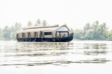 Kerala nehrinin kıyısındaki ev teknesi Alleppey, Alappuzha, Hindistan