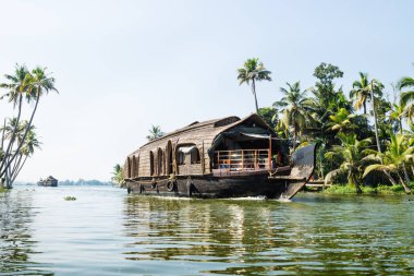 Kerala 'nın durgun sularındaki su üzerinde yansıması olan yüzen ev tekneleri, Alleppey - Alappuzha, Hindistan