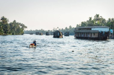 Kerala nehri kıyısındaki teknelerde son güneş Alleppey, Alappuzha, Hindistan