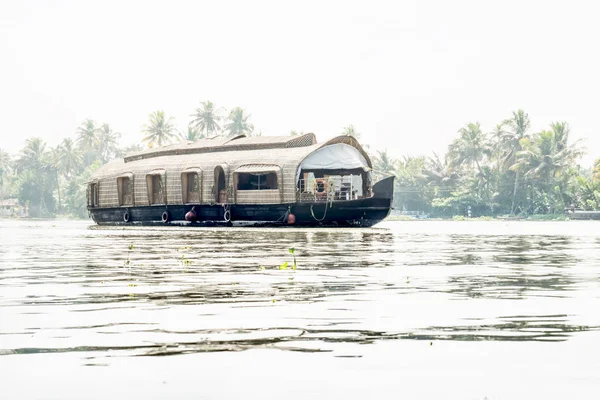 Casa barco en el río de los remansos de Kerala en la luz del sol brillante, Alleppey - Alappuzha, India Fotos De Stock Sin Royalties Gratis