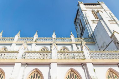 St. George Syro Malabar Katolik Kilisesi 'nin yan ve kulesi Alappazha, Kerala, Hindistan' da alçak açılı görünüyor.