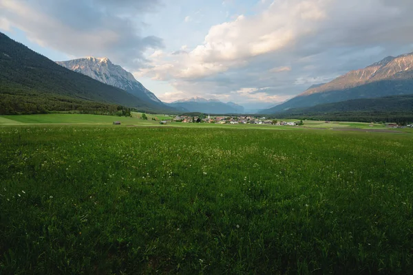 Panoramautsikt Över Blomsterängen Till Byn Wildermieming Solnedgången Tyrolen Österrike — Stockfoto