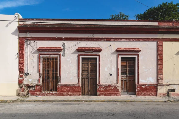 Merida, Yucatan, Meksika 'da ahşap kapılı tipik bir Meksika sömürge binası.