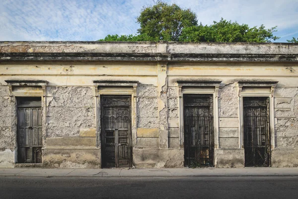 メキシコのユカタン州メリダにあるメキシコの典型的な放棄された植民地時代の建物のファサード — ストック写真