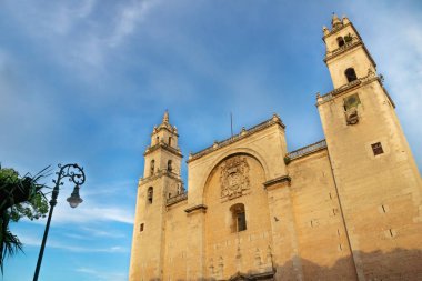 Merida 'San Ildefonso Katedrali' nin ön cephesi, son güneş sırasında, Merida, Yucatan, Meksika