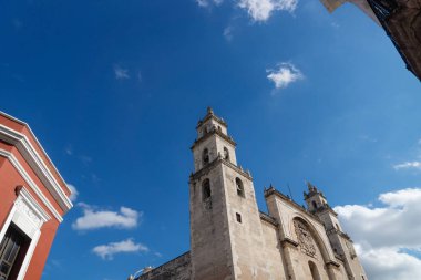 Merida 'nın Katedrali' San Ildefonso 'parlak mavi gökyüzü, Merida solucan bakışı, Yucatan, Meksika