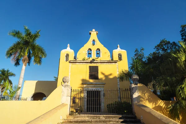 Iglesia Amarilla Con Campanario Santa Isabel Mérida Durante Soleado Día — Foto de Stock