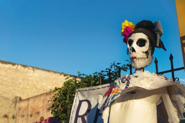Ölen 'dia de los muertos', Merida, Yucatan, Meksika 'nın kutlamaları için dekorasyon olarak Catrina kafatası kuklası