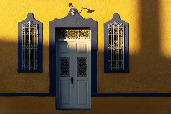Fachada Soleada Colorido Edificio Colonial Con Hermosas Sombras Mérida Yucatán — Foto de Stock