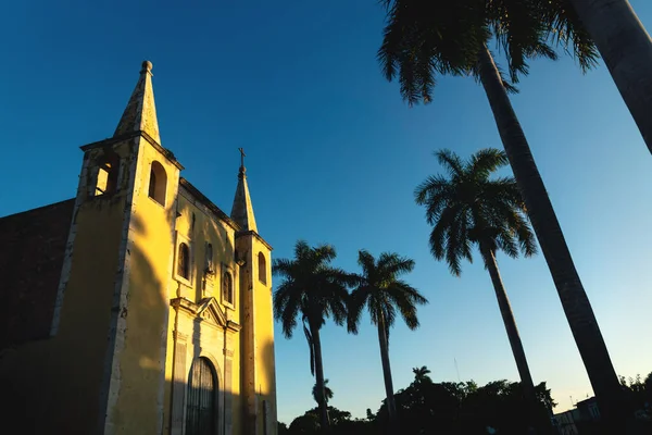 Iglesia Santa Ana Enmarcada Por Palmeras Durante Puesta Del Sol —  Fotos de Stock