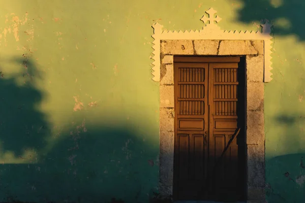 Fachada Soleada Colorida Puerta Colonial Con Cros Hermosas Sombras Mérida — Foto de Stock