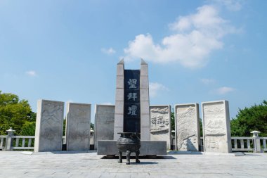 Tütsü taşıyan taş anıt Güney ve Kuzey Kore arasındaki silahsızlandırılmış bölgede özgürlük köprüsü, Gyeonggi, Kore Cumhuriyeti