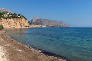 Turkuaz renkli okyanuslu sakin taş plaj kayalık uçurumlar, Altea, Costa Blanca, İspanya