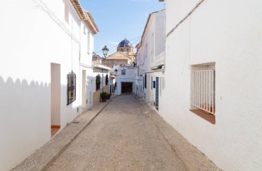 İspanya 'nın eski Altea, Costa Blanca kentindeki mavi kubbeli kiliseye dar bir orta çağ kaldırımı.