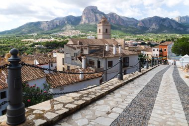 Polop de Marina köyü ve kilisesinde kayalık dağ sıraları, Costa Blanca, İspanya