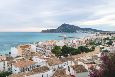 Beyaz yıkanmış evler ve Albir, Altea, Costa Blanca, İspanya Körfezi ile eski şehir manzarası