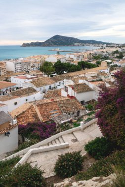 Beyaz yıkanmış evler ve Albir, Altea, Costa Blanca körfezi, İspanya 'nın eski kasabasından merdivenlere bakın.