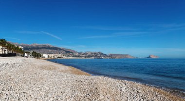 Albir 'in güneşli taş plajı Altea' ya okyanus körfezi ve İspanya 'nın Calpe, Costa Blanca kayası manzaralı.