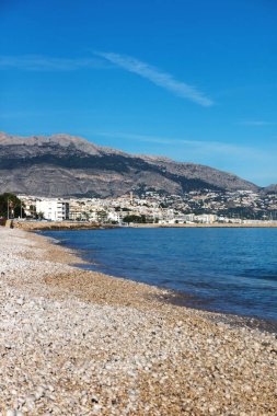 Albir 'in güneşli taşlı plajı, Altea, Costa Blanca, İspanya okyanus körfezi manzaralı.