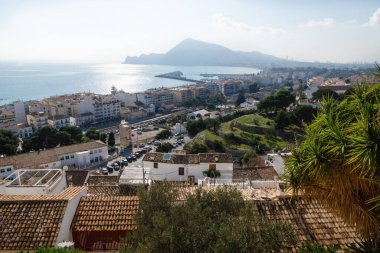 Altea üzerinde dağ ve manzaralı güneşli sahil eski kasaba manzarasından görülen limanla, Costa Blanca, İspanya