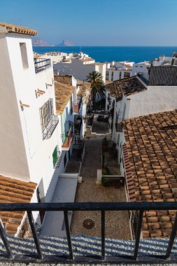 Okyanus manzaralı dik bir sokak ve eski Altea, Costa Blanca, İspanya 'daki Calpe kayası.
