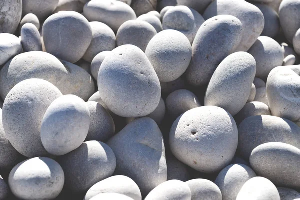 Gros Plan Pierres Blanches Grises Arrondies Sur Une Plage Ensoleillée — Photo